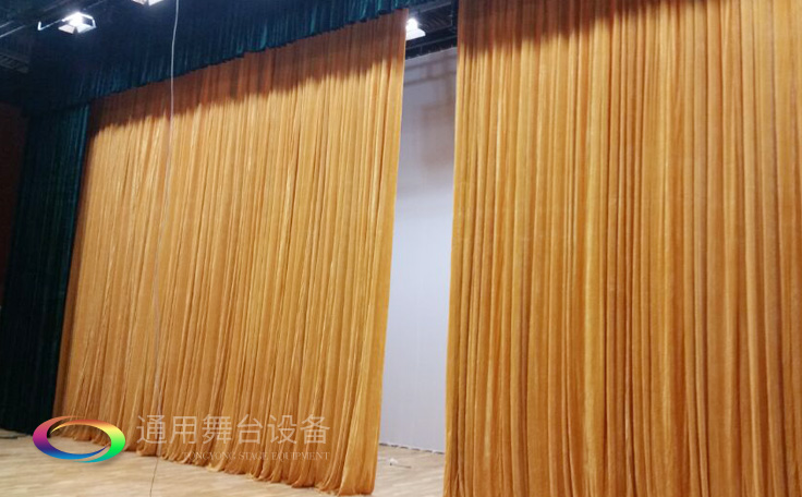 舞臺大幕舞臺阻燃幕布www.sdrxjd.cn、二、三道幕等分割表演區域，移換場景不間斷