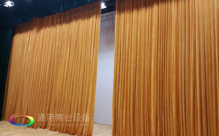 大幕類型、開啟方式！泰州舞臺大幕廠家——通用舞臺幕布，主要用于演出開始、結(jié)束的舞臺啟閉,有時(shí)也用作場幕使用