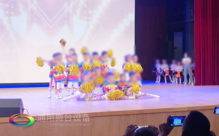 通用舞臺客戶案例展示——某劇場實(shí)景演出效果！項(xiàng)目包括舞臺燈光、舞臺吊桿、阻燃幕布、舞臺音響系統(tǒng)等等...